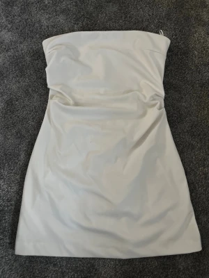 Vit axelbandslös klänning - Vit kort klänning från Zara i storlek s 💓