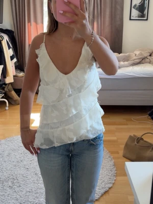 Vit sommartopp - Säljer en söt vit linnetopp med tunna axelband.