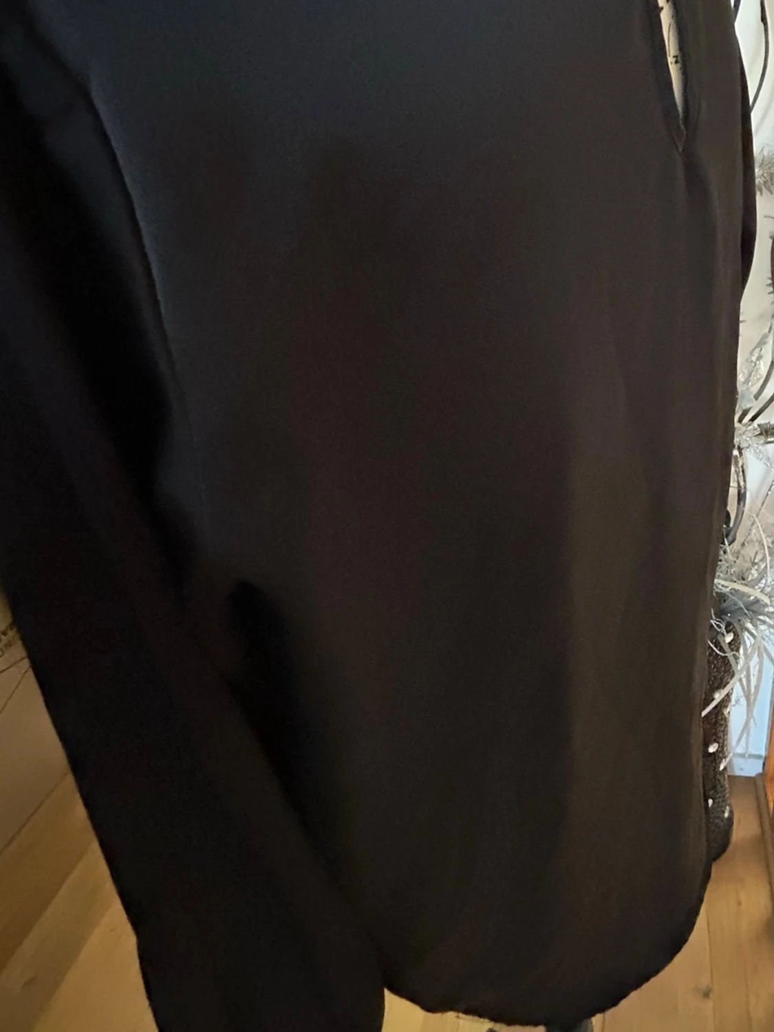 Svart oneshoulder blus med hög krage - 5