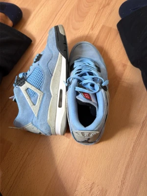 Nike air Jordan 4 - Säljer dessa skor som endast använts 2 gånger förra året i storlek 43, fungerar jätte bra för vintern och väldigt bra kvalite. Hör gärna av vid frågor och pris kan diskuteras