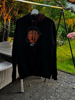 K27s merch - Har haft denna merch ett bra tag, sens år tillbaka men aldrig tyckt om o ta på mig den. Har dock använt den ute 1 - 2 gånger men det kan strykas lätt och användas!