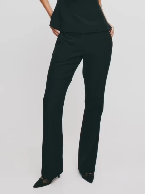 lågmidjade kostymbyxor bikbok - lågmidjade kostymbyxor från bikbok, modellen vera i storlek 40. har en slitning på knät (bild 4) därav priset, nypris 499kr. skriv vid intresse eller frågor 🤍 