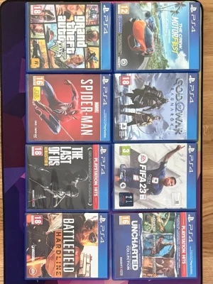 8 PS4 spel, action och äventyr - Samling med 9 PlayStation 4-spel i originalfodral: Grand Theft Auto V, The Crew Motorfest, Spider-Man, God of War Ragnarök, The Last of Us Remastered, FIFA 23, Battlefield Hardline och Uncharted Collection. Perfekt för dig som gillar action, äventyr och sportspel.