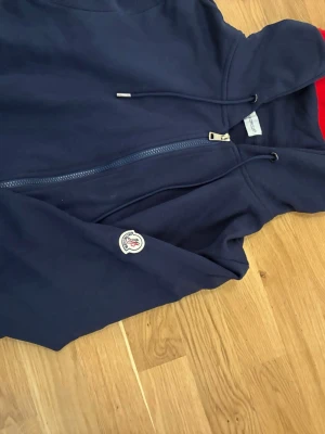Moncler hoodie - Aldrig andvänd pga den va för stor. Storleken är medium och kan sänka priset vid snabb affär.