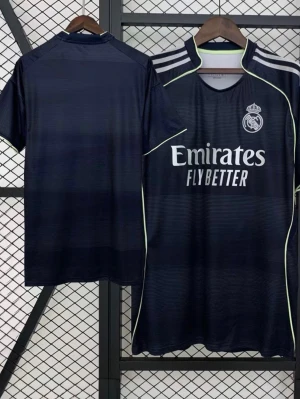 Mörkblå Real Madrid matchtröja - Snygg mörkblå Real Madrid matchtröja från Adidas med vita detaljer och klubbmärke på bröstet. Tröjan har korta ärmar, rund hals och trycket 'Emirates Fly Better' på framsidan. Tillverkad i lätt och ventilerande material, perfekt för fotbollsträning.