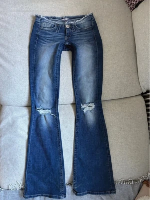 gina tricot jeans  - jättefina jeans ifrån gina tricot 14+ som är lågmidjade och har hål på knäna, köpte de nyligen på vinted men tyvärr kommer de inte till användning. de är nästan i nyskick bara en liten defekt längst ner på ena benet.   midjemått: 38cm innerbenslängd: 90cm slutsålda i denna färg. 