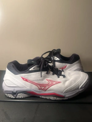 Vita Mizuno inomhusskor  - Säljer ett par vita Mizuno inomhusskor, bara använda en gång, de var för stora därför säljer jag dom. Storlek 41 och perfekta för alla inomhussporter