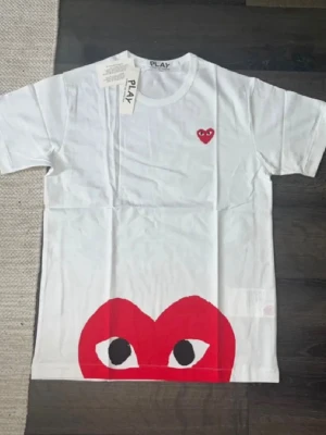 Comme des Garçons T-shirt - CDG T-shirt. Kolla måtten noggrant jag tar ej returer! Kvitto finns ej isåfall hade det blivit tillbaka lämnad istället för att sälja den till halva priset :(