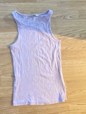 Ljuslila linne från ONLY i S/36 - Säljer ett ribbat ljuslila linne från ONLY i storlek S/36 som är tunt. Knappt använd🤩☺️