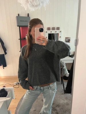 Mörkgrå stickad tröja - Grå stickad tröja från H&M. Storlek M, men passar S bra. Inte för tjockt material, men passar till både sommar och vinter!