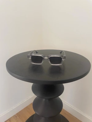 Transparenta fyrkantiga solglasögon - Chimi solglasögon med transparent, tjock båge och svarta fyrkantiga glas. Som nya och kvitto medföljer! 