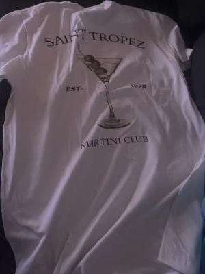 Vit Saint Tropez Martini Club t-shirt - Säljer pågrund av råkade köpa samma två gånger, helt ny