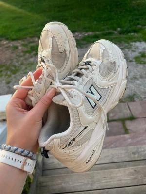 New Balance 530 - New Balance 530 i stl 40 (mer som 39). Nypris 1450kr. Kom gärna med prisförslag! Använda, men i gott skick. Hälkappan är också hel. Ett litet hål på höger insida och lite lagade i sulan på ett ställe - syns om man kollar noga. Se de två sista bilderna. 🌺