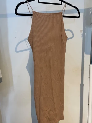 Beige klänning öppen rygg - En beige klänning med öppen rygg från H&M, storlek XS.