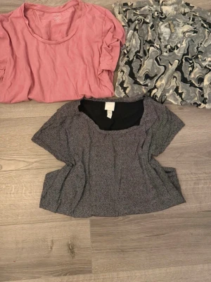Bundle t-shirt Twilfit Large, H&M Small Soyaconcept XS paket - Säljer ett smidigt klädpaket med tre fina bas-t-shirts från välkända märken. Olika storlekar – passar perfekt för en oversized look eller till olika personer i familjen.                     Märken och storlekar som ingår: Soyaconcept – Storlek XS, H&M – Storlek S och Twilfit – Storlek L. Plaggen är i gott skick och säljs tillsammans som ett prisvärt paket.
