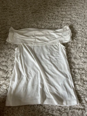 off-shoulder topp - vit off-shoulder topp, på tröjan står det storlek L men passar mer som storlek S