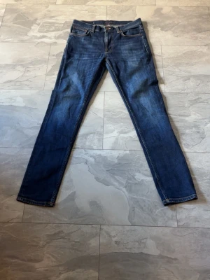 Nudie Jeans Lean dean w32L32 mörkblå - Säljer dessa nya Nudie Jeansen i Lean Dean W32L32, eftersom de ej passar mig. Hör av er vid frågor eller funderingar om mer bilder eller pris