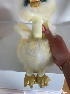 Gul mjukisdjur anka från Ty - Söt mjukisdjur anka från Ty med fluffig gul och vit päls, stora blå ögon och glittriga orange fötter och näbb. Perfekt som gosedjur eller samlarobjekt. Tillverkad i mjukt plyschmaterial och har en klassisk Ty-tag på sidan.