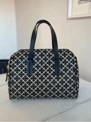 By Malene Birger  - By Malene Birger i okej sick inga fläckar i insidan men mindre slitage på undersidan, och i armtaget som har lossnat tror det går att lämna in för lagning på sån butik som lagar men vill inte ha kvar den så därför säljer jag den. Skriv för fler bilder då jag inte kunde lägga in fler. Finns inte kvar att köpa i butik utan är limiterad. 