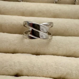 Ring rostfritt stål  - Massa nya ringar i lager!! Ringarna är guld/silver pläterade och är justerbara vilket innebär att de passar alla! Skötselråd medföljer! Kontakta vid intresse av köp! 💓