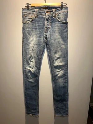 Nudie grim tim - Ett par ruskigt feta Nudie jeans, modellen är Grim Tim vilket är den fetaste och mest eftertraktade modell. Sjukt snygg färg, skick 7/10. storlek 28/32! Hör av er vid frågor!