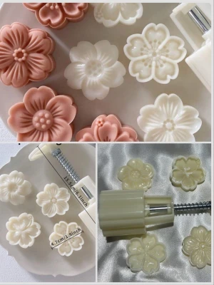 Blomformade kakstämplar i plast - Säljer ett set med blomformade kakstämplar i vit och ljusrosa plast. Perfekt för att skapa fina mönster på kakor eller bakverk. Stämplarna har olika blommotiv och mäter cirka 4,7 cm i diameter. Enkel att använda med tryckhandtag.