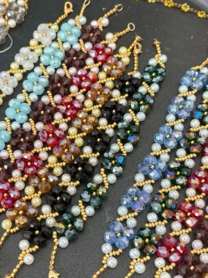 Färgglada armband med pärlor och blommor - Säljer handgjorda armband med blommor av glaspärlor i olika färger💕💕 120 kr/st