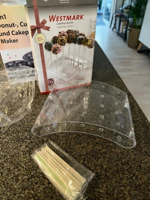 Westmark CakePop ställ i plast - Säljer ett genomskinligt CakePop-ställ från Westmark i plast. Perfekt för att hålla cake pops på plats när du dekorerar eller serverar. Medföljer även pinnar för cake pops. Enkel att montera och rengöra. Använd endast ett fåtal gånger, som nytt! 