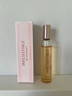 Givenchy Irresistible Eau de Parfum Roll-On  - Givenchy Irresistible Eau de Parfum Roll-On 20 ml. Nypris: 509 