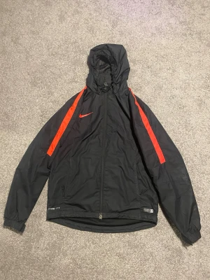 Svart jacka med röda detaljer - Tja👋 säljer nu min Nike jacka då  jag vill köpa en ny. Det är bara att skriva om du har frågor eller om du vill ha fler bilder på jackan😀 kan gå ner i pris vid snabb affär