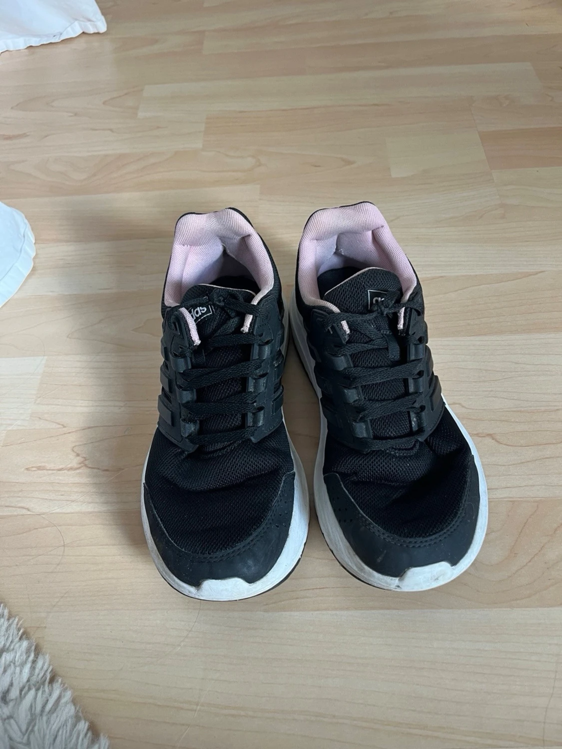 Svarta Adidas sneakers med rosa detaljer - 1