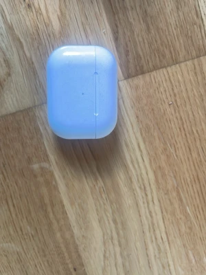 Vitt laddfodral till Apple AirPods - Äkta Apple AirPods Pro 2 Laddetui (Endast Case) 🎧Modell: AirPods Pro 2 Charging Case (Lightning eller USB-C?)Skick: Fint och fullt fungerande skick, lite vanliga repor på plasten från användning. OBS: Endast caset, inga hörlurar ingår!Frakt/Möte: Kan mötas upp centralt i Malmö för en snabb affär med Swish, eller fraktas spårbart. Skriv vid frågor.