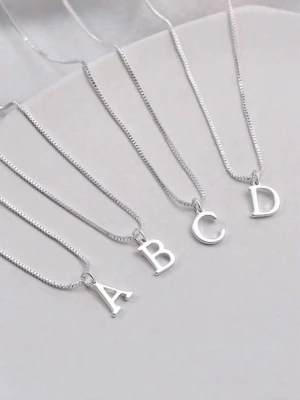 Silverhalsband med bokstavshänge - Silvrigt halsband med en gedigen kedja och bokstavshängen från A-Z. Ej å ä ö.  Perfekt för dig som vill ha ett personligt smycke med din initial. Halsbanden har en stilren och modern design som passar till många olika looks. Zinklegerad. Alla våra smycken levereras i en lyxig smyckesask tillsammans med en liten gåva. Vi värdesätter varje kund och hoppas att du blir nöjd med ditt köp. Om du vill får du gärna lämna ett omdöme – din feedback betyder mycket för oss!✨🩷