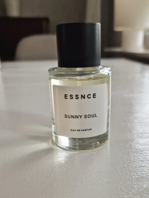 ESSNCE Sunny Soul Eau de Parfum - Sunny soul 🥭🍦Ca 80-90% kvar Toppnoter Passionsfrukt Grapefrukt  Hjärtnoter Tropiska frukter Frangipani Vaniljglass  Basnoter Vanilj Sockervadd Benzoin