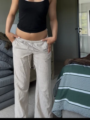 Beiga linnebyxor - Säljer dess linnebyxor från Gina Stl S. Hör av er vid frågor💕