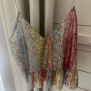 Glittrigt linne - Ett fint färgglatt festlinne med paljetter från Zara. Köpt här på Plick, men jag har aldrig andvänt. I fint skick 