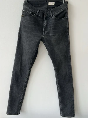 Tiger of Sweden Jeans  - Tjena, säljer ett par schyssta tiger of sweden jeans i modellen Evolve, i strl W30/L32 Jeansen är i färgen grå och är i ett bra skick hör gärna av dig om du har några frågor🤗1