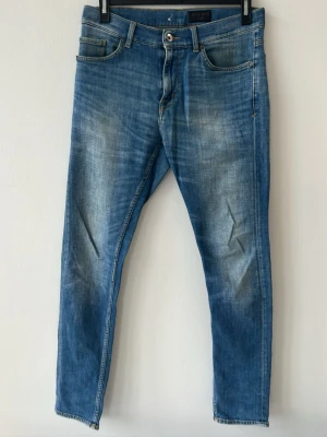 Tiger of Sweden jeans  - Tjena, säljer ett par schyssta tiger of sweden jeans i modellen Evolve, i strl W30/L32 Jeansen är i färgen blå och är i ett bra skick hör gärna av dig om du har några frågor🤗17