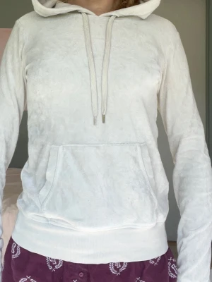Velourhoodie - Grå-beige velourhoodie från H&M logg i storlek xs. 