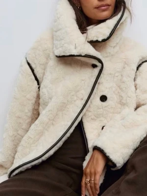 Vit teddyjacka med svarta detaljer - ORDINARIE PRIS: 799kr NYPRIS: 449kr Säljer en fluffig vit teddyjacka från Gina Tricot med markerade svarta kanter och stora knappar framtill. Jackan har hög krage och en cool asymmetrisk knäppning. Perfekt för dig som vill ha en mysig och trendig look. Materialet är mjukt och ger en riktigt stylish vibe.