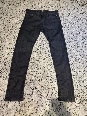 Svarta slim fit jeans från Reaplay  - Jag säljer ett par kill jeans ifrån Reaplay. Färgen är svart passar super fint på allt storleken är waist 30 och length 30.