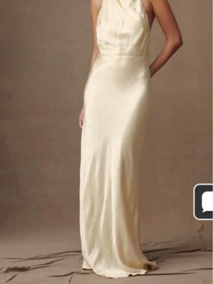 Champagnefärgad/gul balklänning  - Jättefin balklänning från meshki i helt nytt skick. Säljer då jag hittat en annan