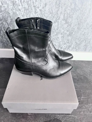 Svarta  boots från Vagabond - Snygga svarta  boots från Vagabond i äkta läder. Boots med spetsig tå, låg klack och dekorativa sömmar på skaftet och framtill. Klassisk westernstil med dragkedja på insidan för enkel påtagning.