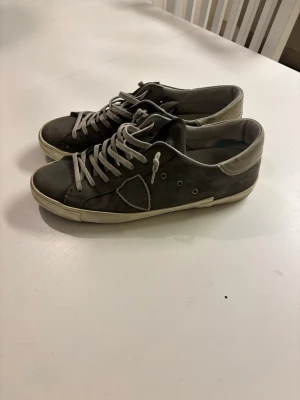 Philippe Model Grå - Säljer dessa otroligt eftertraktade gråa Philippe Model skor! Skorna är i toppskick! Bara att höra av sig vid funderingar!