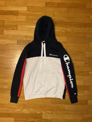 Champion Hoodie - Säljer min Champion hoodie eftersom jag inte använder den längre. Den är i bra sick utan skador eller fläckar.