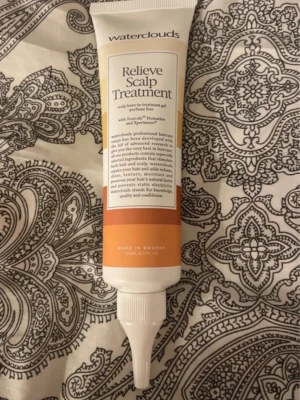Waterclouds Relieve Scalp Treatment - Scalp leave-in treatment gel från Waterclouds i en vit och orange tub med smal spetsapplikator. Innehåller bland annat rosmarin och är framtagen för att lugna och vårda hårbotten. Perfekt för dig som vill ha en fräsch och balanserad hårbotten. Aldrig öppnad eller använd 💞