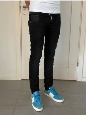 Replay jeans  - Replay jeans, fint skick. Liten defekt vid gylfen.  Hyfsat urtvättade 