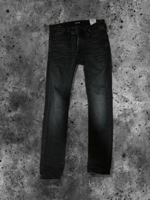 Svarta jeans - Svarta jeans från jack and jones. Storlek W27 L30. Mycket bra skick, Hör gärna av dig vid minsta fundering!