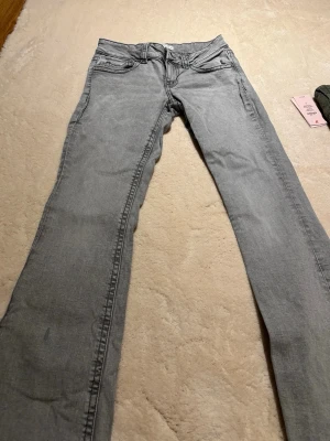 Perfect jeans gråa - Gråa perfect jeans i storlek 36 från Gina tricot. Har använts ett par gånger men är fortfarande i bra skick🩶