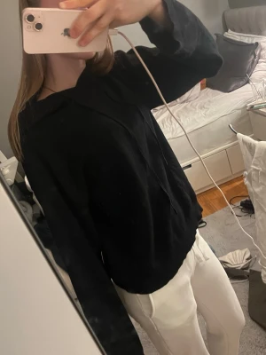 Svart hoodie - En svart hoodie med en snygg passform 